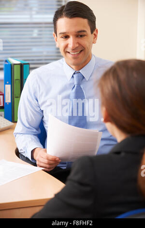 Imprenditore intervistando il lavoro femminile ricorrente Foto Stock