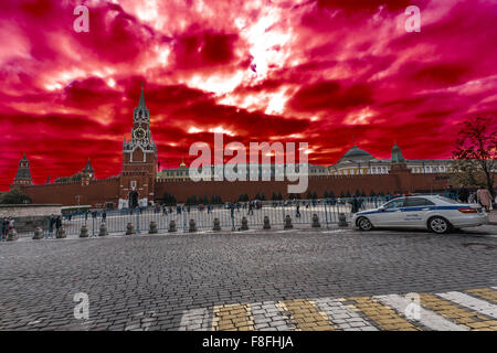 Mosca, Russia - 14 Ottobre 2015: Mosca il Cremlino e la Piazza Rossa. L'immaginazione sul colore delle nuvole sopra il Cremlino. Foto Stock
