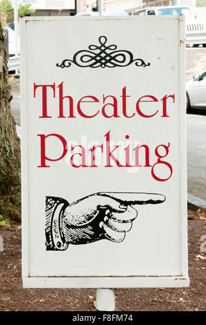 Un segno per il parcheggio del teatro in America. Foto Stock