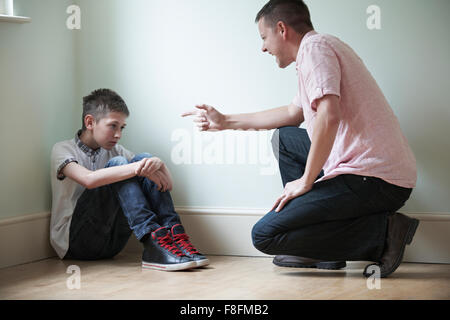 Padre essendo fisicamente offensivo verso il figlio Foto Stock