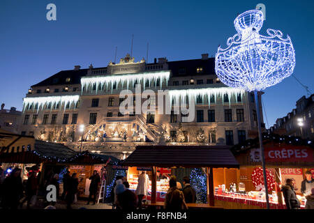 Copenhagen, Danimarca, 9 dicembre, 2015. Il Natale decorato e illuminato Hotel D'Angleterre a Kongens Nytorv a Copenaghen è un attrazione per molti passanti e i visitatori alle bancarelle natalizie in Kongens Nytorv square su questo di rado chiaro dicembre sera. Credito: Niels Quist/Alamy Live News Foto Stock