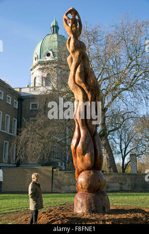 Peace Tree scultura dell'artista Morganico accanto a Imperial War Museum di Londra Foto Stock