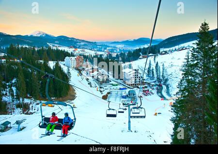 Vista aerea dal cielo sul sollevamento Bukovel - ucraino famosa stazione sciistica Foto Stock