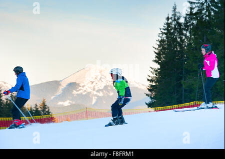 Famiglia sciare in Bukovel. Bukovel è la più rinomata stazione sciistica in Ucraina. Foto Stock