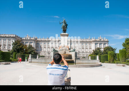 Turistica prendendo le foto in Oriente Square. Madrid, Spagna. Foto Stock