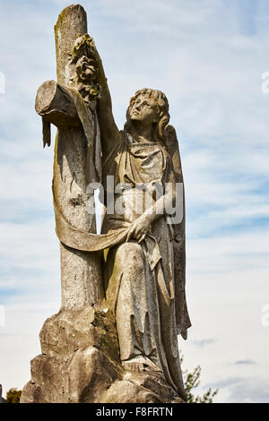 Storico di scultura in pietra nella chiesa del cimitero, Nottingham, Inghilterra, Regno Unito. Foto Stock