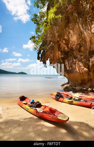 Thailandia - Provincia di Krabi, Phang Nga Bay, canoa Foto Stock