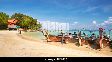 Thailandia Tropical Beach - Isola di Phi Phi, Phang Nga Bay, coda lunga barche Foto Stock