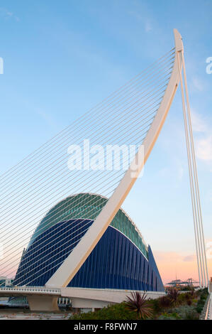 L'Assut d'Or bridge e l'Agora al crepuscolo. Città delle Arti e delle Scienze di Valencia, Spagna. Foto Stock