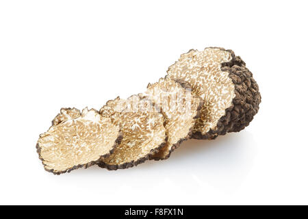 Tartufo nero affettato su bianco Foto Stock