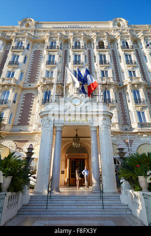 Hotel di lusso InterContinental Carlton ingresso, situato sul famoso 'Croisette' boulevard a Cannes, coppia in attesa Foto Stock