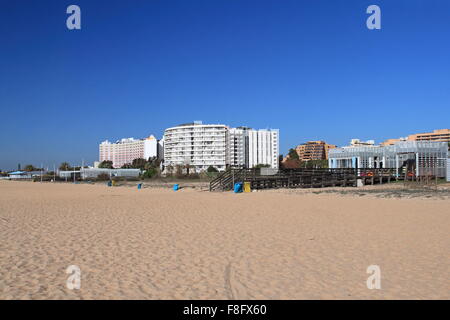 Maresia Beach Bar e Hotel Vila Galé Ampalius, con Tivoli Marina Hotel dietro, Vilamoura, Quarteira, Algarve, Portogallo, Europa Foto Stock