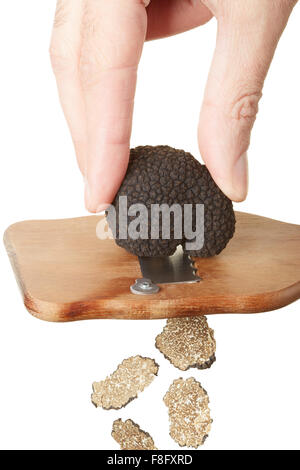 Lato per affettare il tartufo nero con tartufo in legno slicer su bianco Foto Stock