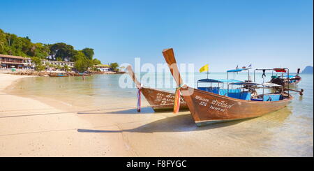 Thailandia - Phi Phi Island, Phang Nga Bay, coda lunga barche sulla spiaggia Foto Stock