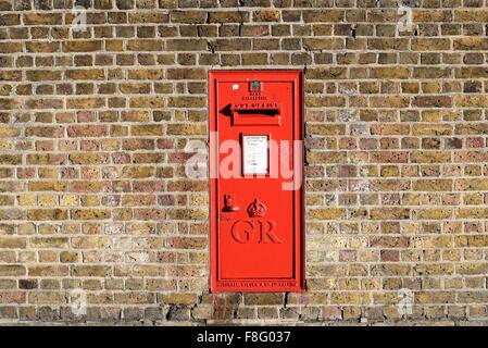 Royal Mail postbox sul muro di mattoni Foto Stock