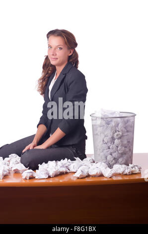 Donna con un sacco di carta scartata Foto Stock