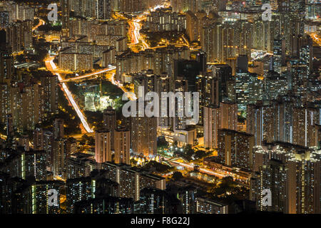 Accesa edifici di appartamenti in nuovo Kowloon visto dal di sopra di notte a Hong Kong, Cina. Foto Stock