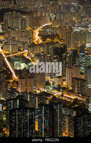 Accesa edifici di appartamenti in nuovo Kowloon visto dal di sopra di notte a Hong Kong, Cina. Foto Stock