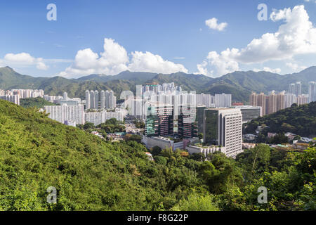 Vista di Sha Tin (Shatin) Distretto circondato da lussureggianti colline e montagne di Hong Kong, Cina. Foto Stock