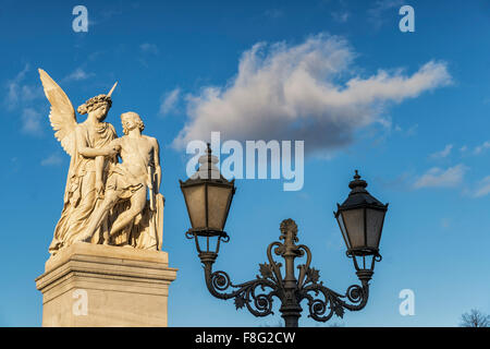 Ponte del castello, Schinkel, sculture di angeli, laterne, nuvole, Berlino Foto Stock