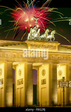 Berlino, la Porta di Brandeburgo, Quardriga, fuochi d'artificio, Capodanno, 2016 Foto Stock