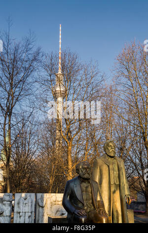 Statue di Karl Marx e Friedrich Engels, Alex TV Tower, centro di Berlino, Germania Foto Stock