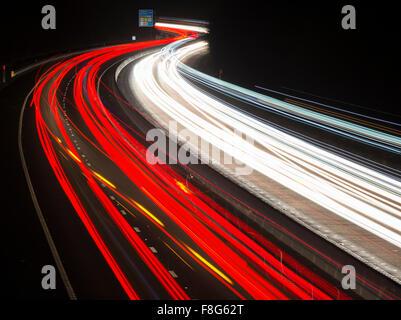 Autostrada sentieri di luce sulla M54 vicino a Shifnal, Shropshire, Inghilterra. Foto Stock