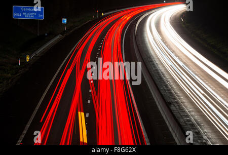 Autostrada sentieri di luce sulla M54 vicino a Shifnal, Shropshire, Inghilterra. Foto Stock