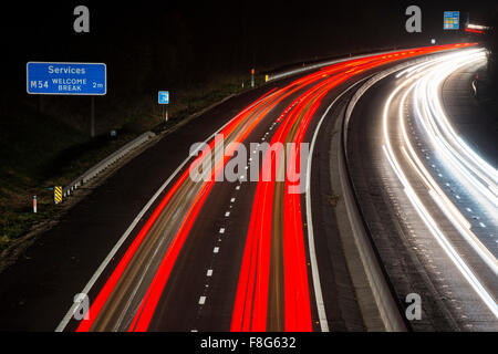 Autostrada sentieri di luce sulla M54 vicino a Shifnal, Shropshire, Inghilterra. Foto Stock