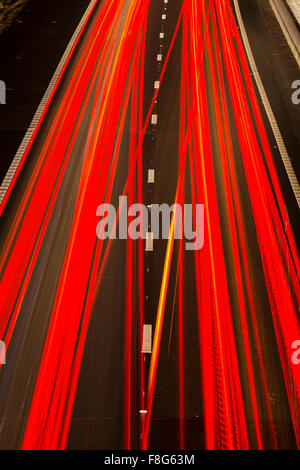 Autostrada sentieri di luce sulla M54 vicino a Shifnal, Shropshire, Inghilterra. Foto Stock