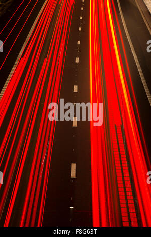 Autostrada sentieri di luce sulla M54 vicino a Shifnal, Shropshire, Inghilterra. Foto Stock