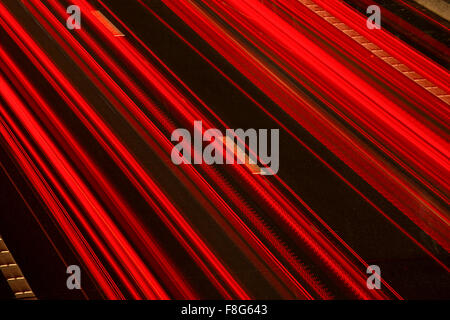 Autostrada sentieri di luce sulla M54 vicino a Shifnal, Shropshire, Inghilterra. Foto Stock