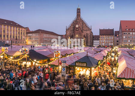 Il Mercatino di Natale , Christkindlesmarkt, xmas, Hauptplatz, Norimberga , Frauenkirche, crepuscolo, Norimberga, Franconia, Germania Foto Stock