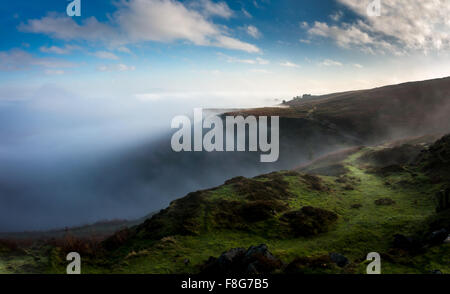 Il Cloud inversione su mori su un inverno ramble Burley in Wharfedale, nello Yorkshire, Inghilterra Foto Stock