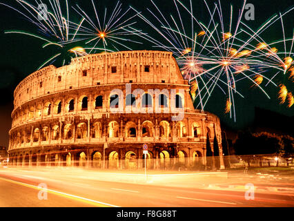 Italia, Roma Colosseo , fuochi d'artificio, composizione, capodanno, Silvestro Foto Stock