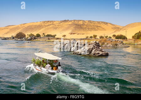 Egitto - Crociera sul Nilo, piccola nave da crociera a vela per Aswan, area protetta della Prima Cataratta del Nilo Foto Stock