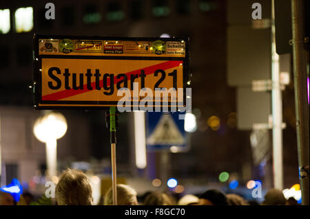 Stuttgart 21 (S21) protesta. Trecentesimo lunedì la protesta contro la controversa stazione ferroviaria costruzione. Foto Stock
