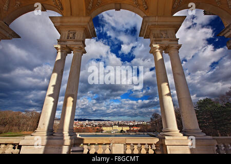 Vista di Schönbrunn, palazzo estivo degli Asburgo e la città di Vienna da la Gloriette. Foto Stock
