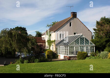 Paese di lingua inglese casa indipendente con giardino d'inverno, Regno Unito Foto Stock