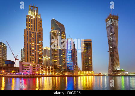 Marina di Dubai skyline serale - Emirati arabi uniti Foto Stock