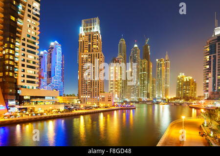 Dubai skyline serale - Marina, Emirati Arabi Uniti Foto Stock