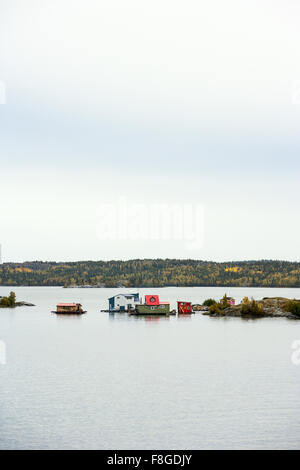 Case galleggianti in grande lago vicino a Yellowknife, Northwest Territories, Canada Foto Stock