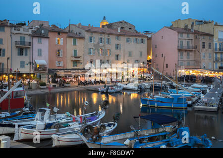 Barche ormeggiate a St Tropez marina, Provenza, Francia Foto Stock