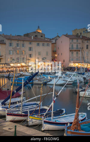 Barche ormeggiate a St Tropez marina, Provenza, Francia Foto Stock