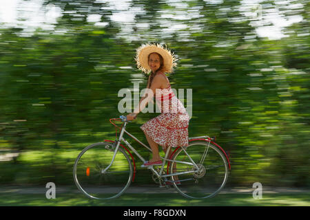 La donna caucasica Bicicletta Equitazione Foto Stock