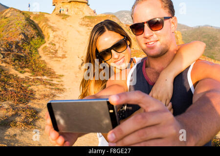 Coppia caucasica tenendo selfie Foto Stock