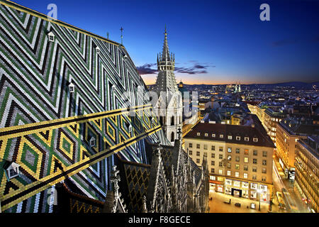 Vista dalla torre nord di Stephansdom (St la cattedrale di Santo Stefano), Vienna, Austria. Foto Stock