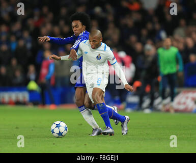 Stamford Bridge, Londra, Regno Unito. 09Dec, 2015. Champions League. Chelsea contro FC Porto. Chelsea's Willian battaglie con FC Porto di Yacine Brahimi. Credito: Azione Sport Plus/Alamy Live News Foto Stock