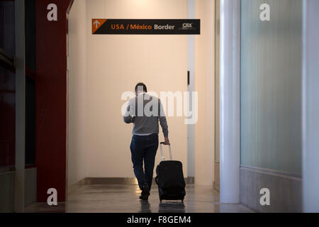 Tijuana, Messico. Il 9 dicembre, 2015. Un passeggero utilizza le strutture del ponte internazionale noto come Cross Border Xpress (CBX) all'aeroporto di Tijuana, Messico nord-occidentale, Dicembre 9, 2015. La CBX links San Diego in California nel sud-ovest degli Stati Uniti con Tijuana, in Baja California State, a nord-ovest del Messico, che andrà a beneficio di più di 4,5 milioni di passeggeri l'anno. © Guillermo Arias/Xinhua/Alamy Live News Foto Stock