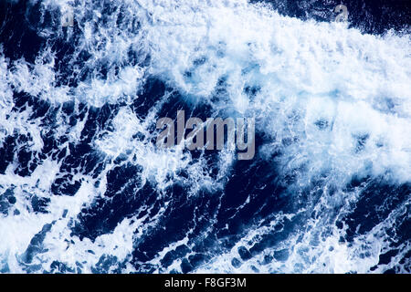 Il mare in tempesta e ruvide onde dell'oceano Foto Stock